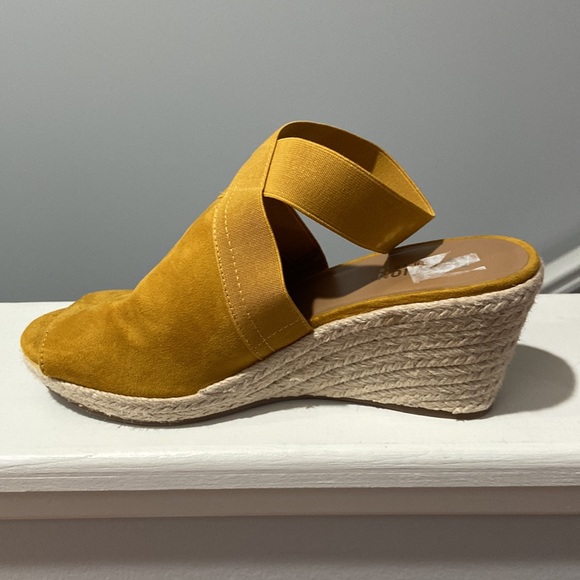 Kenneth Cole Reaction Carrie Espadrilles Wedges worn once mustard gold 💕 Size 9 - Picture 7 of 13